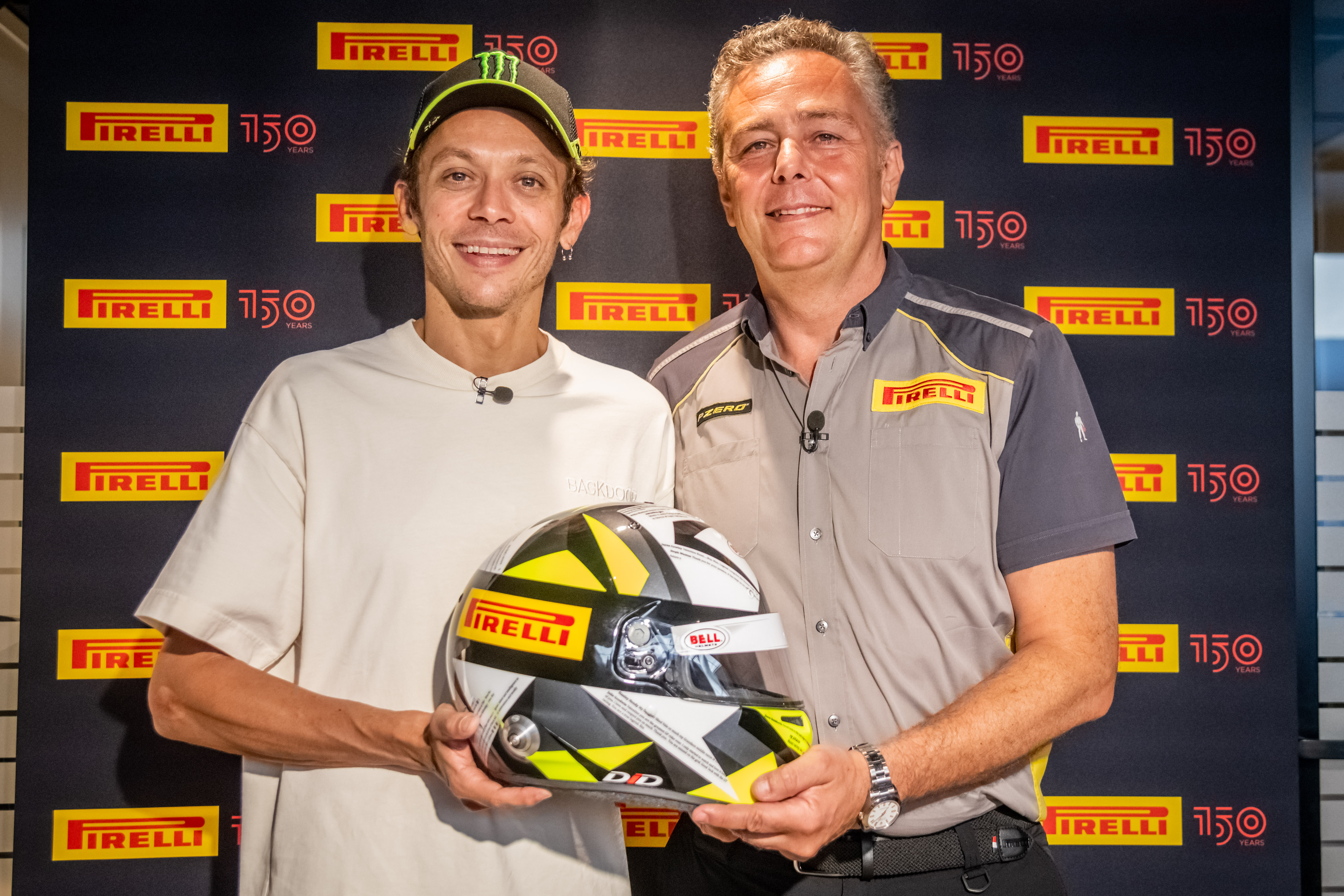 Un casco speciale che Pirelli ha regalato a Valentino Rossi