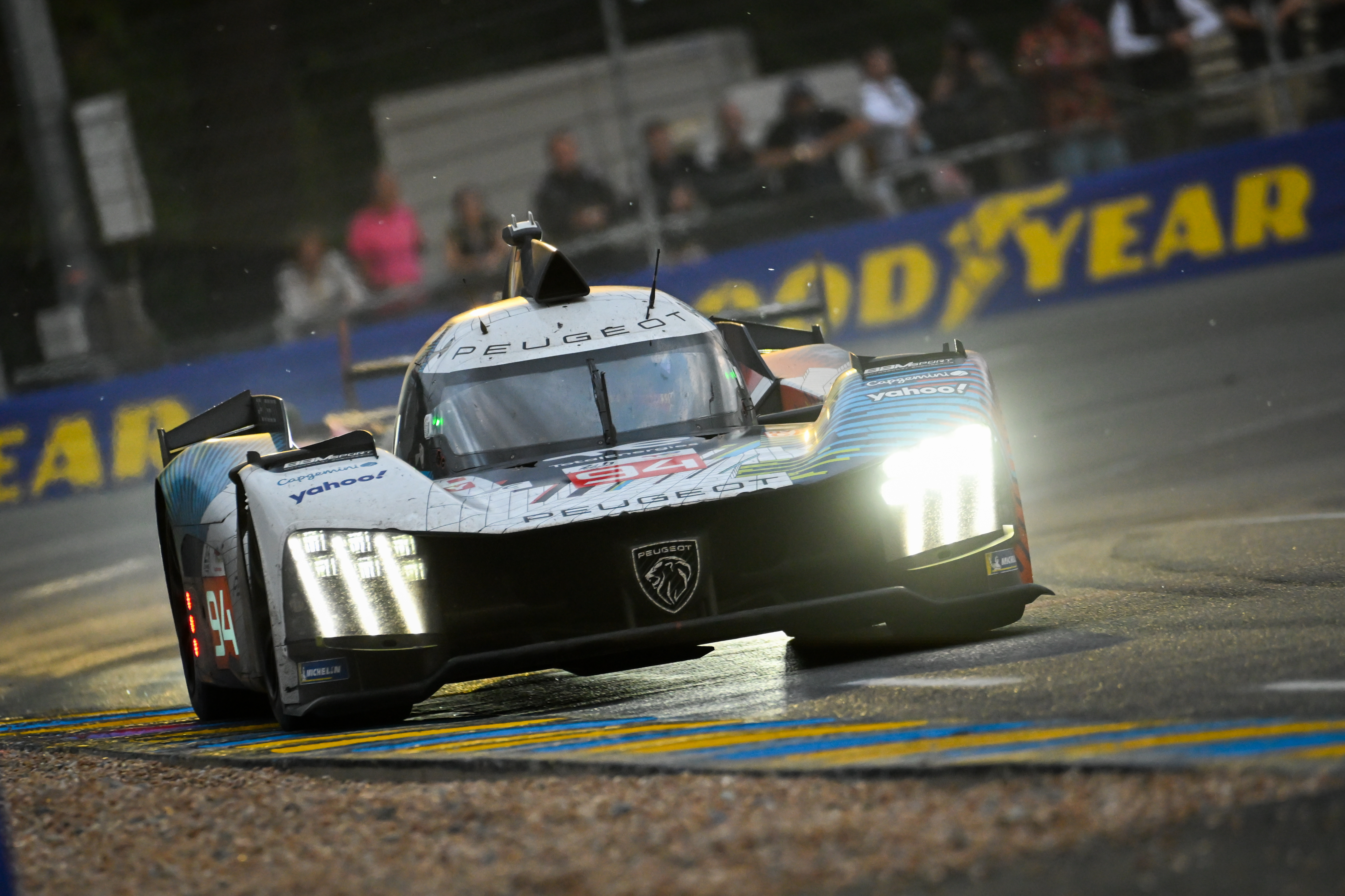 24 Ore di Le Mans – Toyota in testa, Peugeot n. 94 danneggiata
