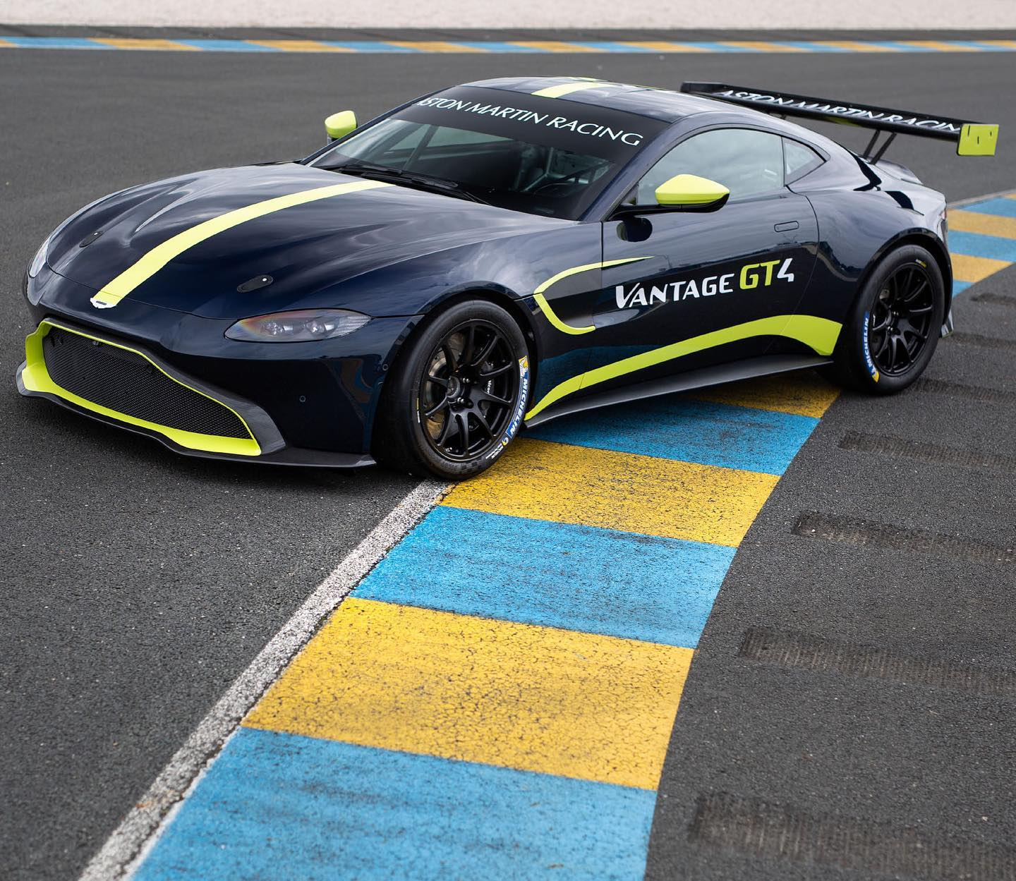 Aston Martin Vantage GT4