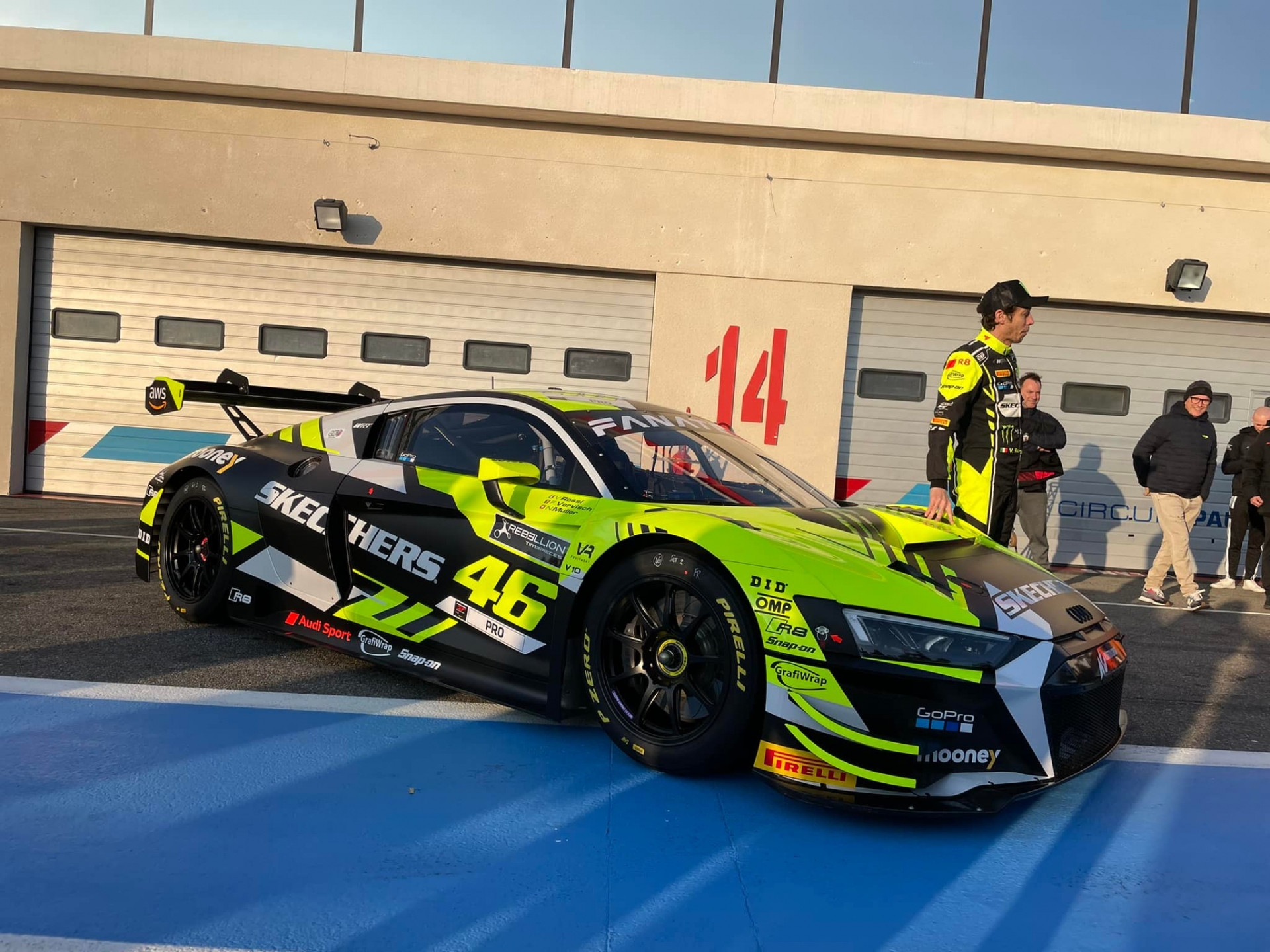 Défense du titre avec 24 voitures de course Audi en série SRO - Valentino  Rossi sur la grille de départ